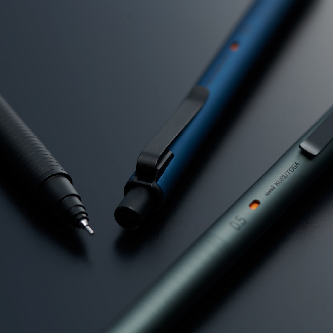 月下文具房- UNI KURU TOGA METAL 金屬旋轉鉛芯筆0.5mm