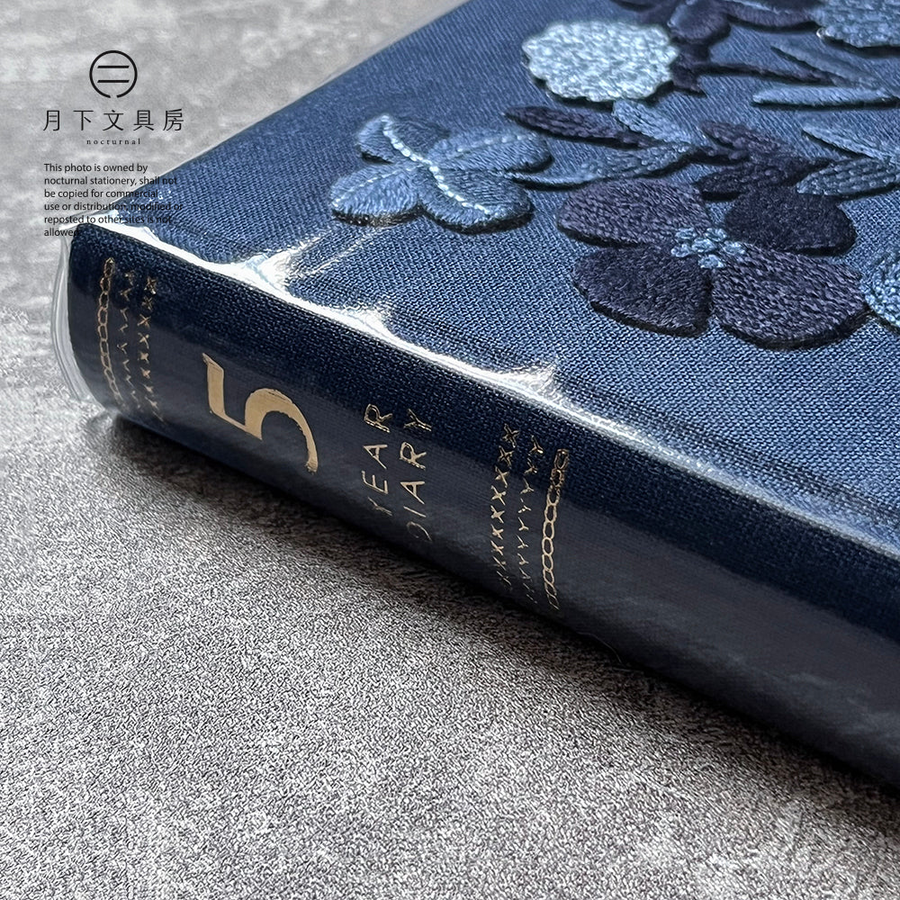 B-83 | MIDORI 5年用日記本 刺繡系列 (花卉-深藍)