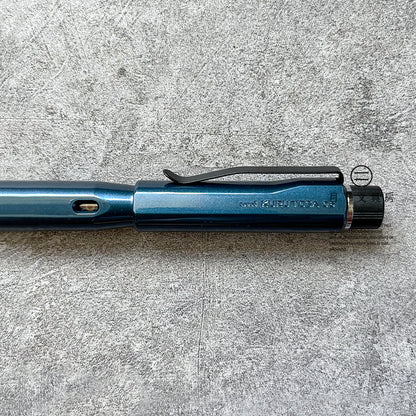 P-271 | UNI KURU TOGA DIVE 旋轉鉛芯筆 0.5mm (深海藍)