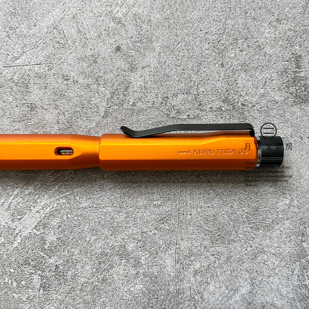 P-273 | UNI KURU TOGA DIVE 旋轉鉛芯筆 0.5mm (暮光橘)