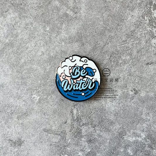 S-46 | UNIVERSE CREATED Be Water 襟章